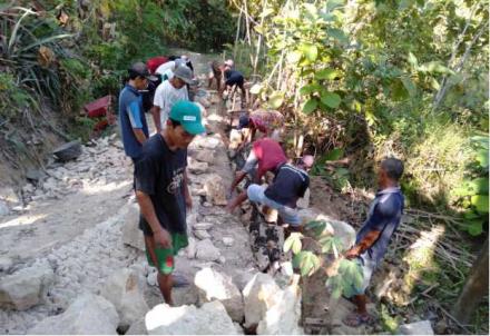 Pembangunan Cor Blok Jalan Sambikerep RT 02
